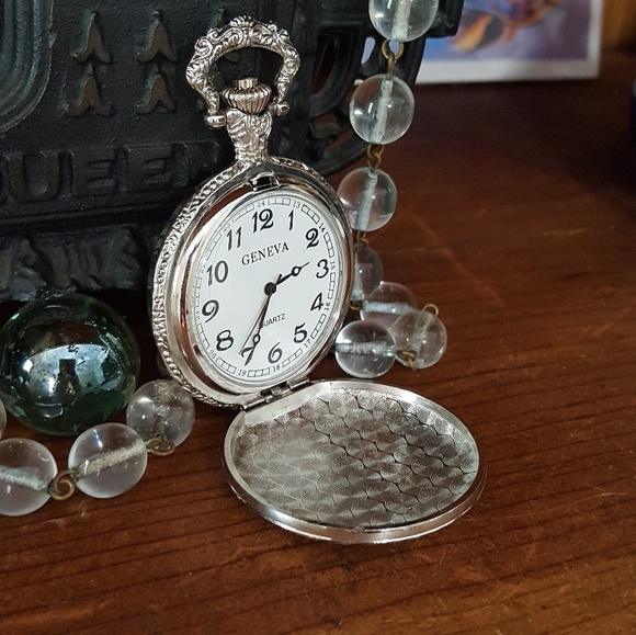 TASTEFULLY EXQUISITE, GENEVA Silver Ladies Watch - Picture 4 of 8